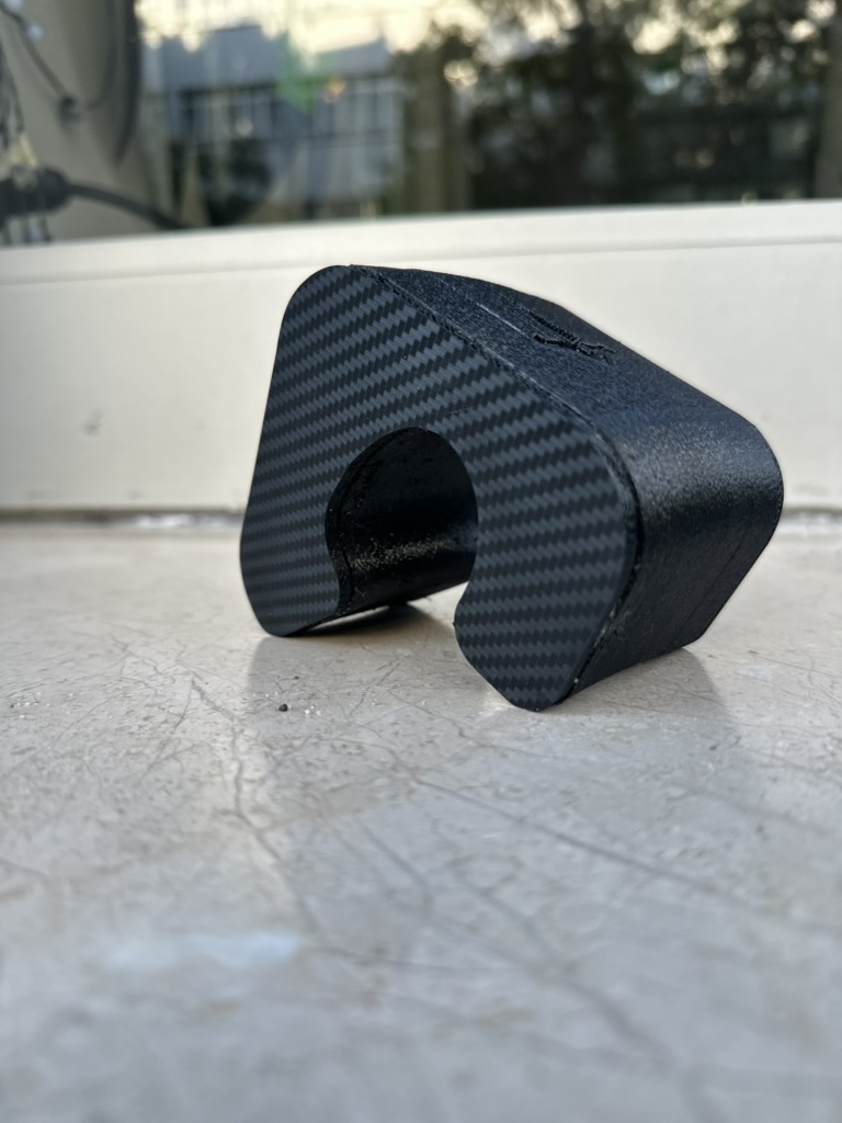 Teslup #SENSÜR, siyah desenli yüzeyi ve kavisli gövdesiyle